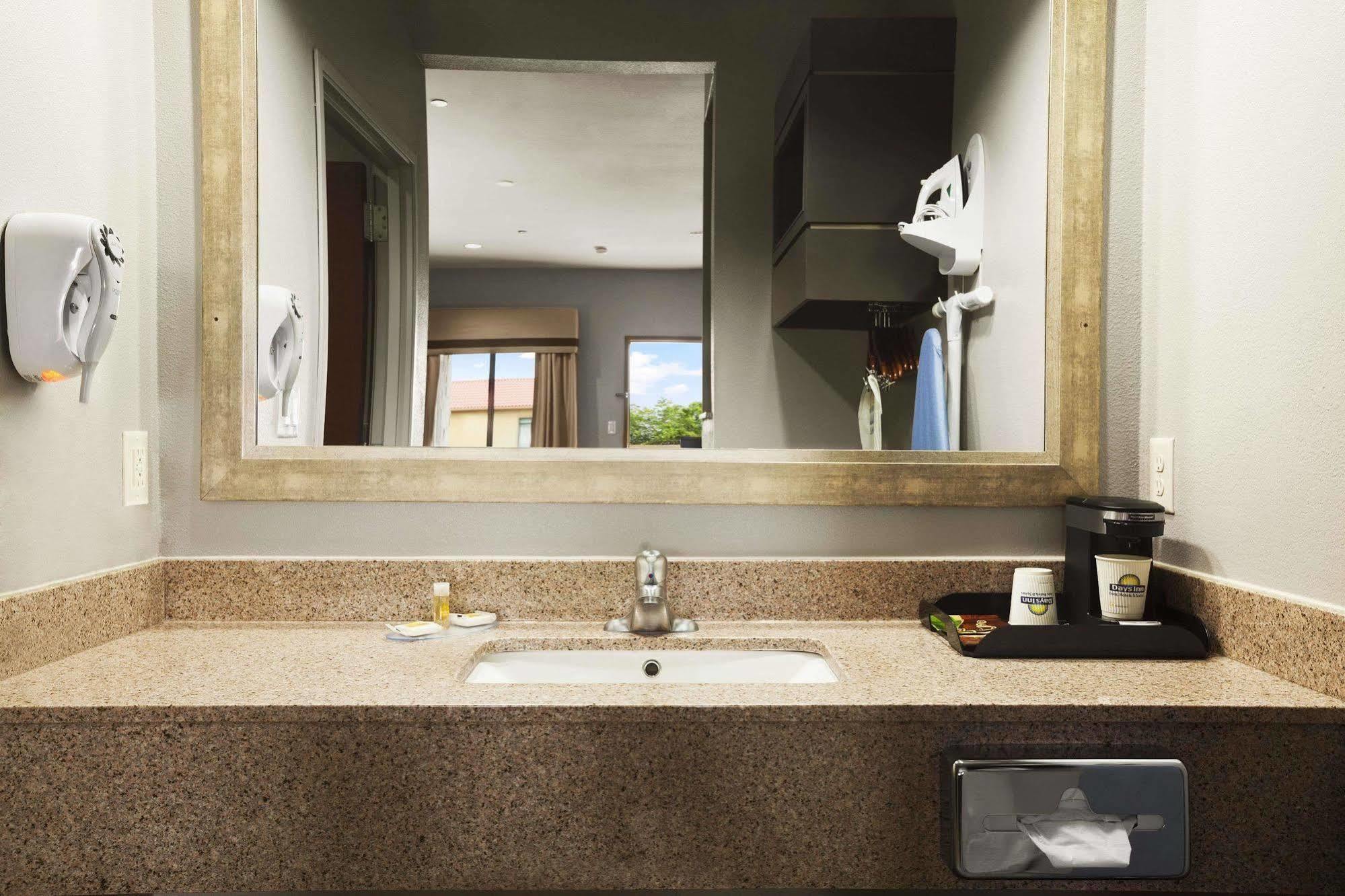 Days Inn & Suites By Wyndham Houston North-Spring Westfield エクステリア 写真