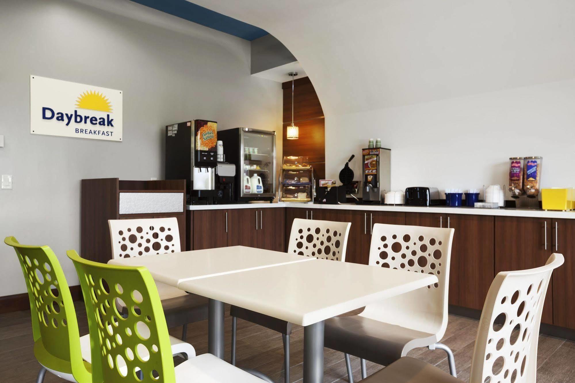 Days Inn & Suites By Wyndham Houston North-Spring Westfield エクステリア 写真